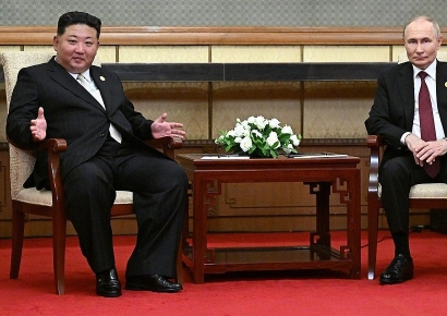 "23도" vs "20도"…북러 정상 얘기하는데 수행원들 때아닌 실랑이