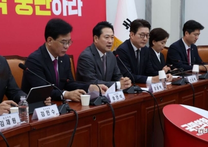 비 맞으며 '특검 규탄' 외친 野…조은석 고발 이어 장외투쟁 준비