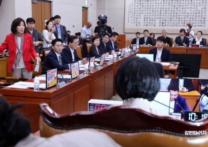 [포토] 법사위, 시작부터 충돌…추미애 "'초선발언' 나경원, 유감"