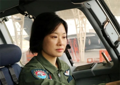 "보는 순간 홀렸다"…열병식서 등장한 공중급유기 女조종사에 中 누리꾼 '극찬'