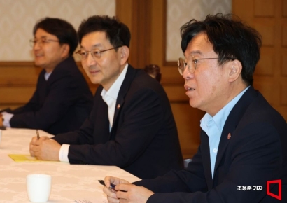 [포토] 노동안전 관계 장관 회의 주재하는 김영훈 장관
