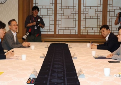 [포토] 대화하는 김영훈 장관과 김정관 장관