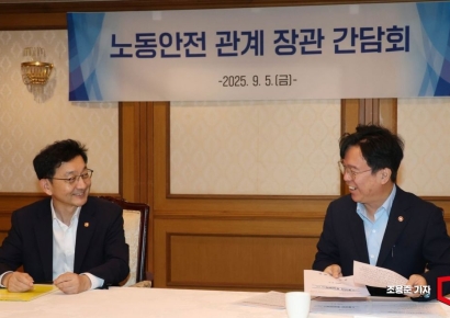 [포토] 대화하는 김영훈 장관과 윤창렬 국조실장