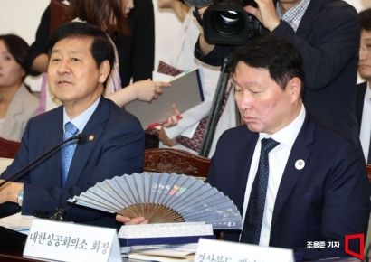 [포토] APEC부채 들고 있는 최태원 회장