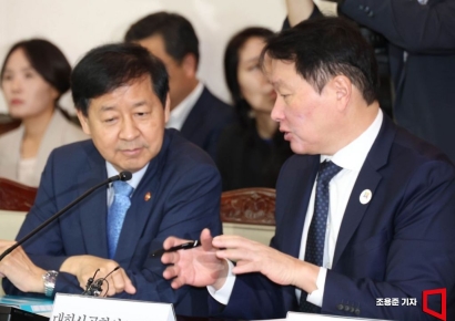 [포토] 구윤철 부총리와 대화하는 최태원 회장