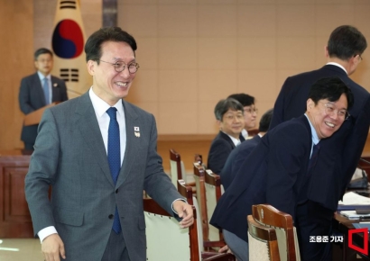 [포토] APEC 준비위원회 참석하는 김민석 총리