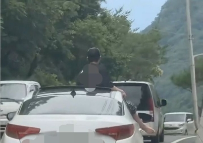 상반신은 선루프 뚫고 다리는 창문 뚫고…도로 위 위험천만 행동