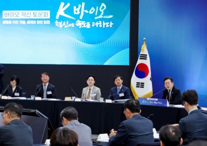 제2의 반도체 'K바이오' 육성에 팔 걷은 李대통령…"심사기간 획기적으로 줄이겠다" (종합)