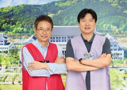 강원석 시인, 경북도 방문 APEC 성공 신작 시 헌정…"경북 정신이 세계 평화의 길을 열어야"