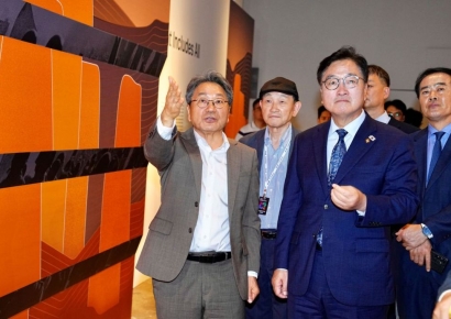 우원식 국회의장, 광주디자인비엔날레 관람