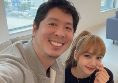 "리사와 즐거운 시간 보냈다" 공개한 사업가…"믿을 수 없다" 반응 쏟아진 이유