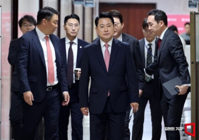 [포토] 회의실 향하는 장동혁 국민의힘 대표