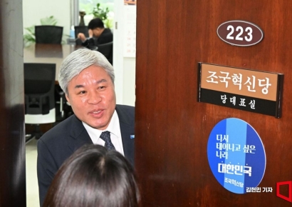 [포토] 비공개 의총 참석하는 서왕진 원내대표