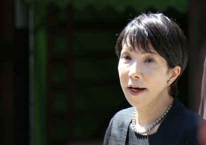 "우리가 똑바로 안 하니 한국이 기어 올라" 日 총리 후보 '아베걸' 거친 입