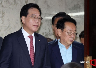 [포토] 원내대책회의 참석하는 송언석