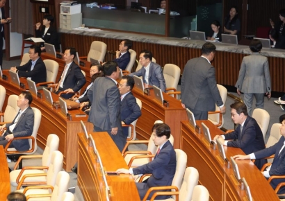 민주 "정청래 연설중 극단적 망언 발언자, 송언석…책임 물을 것"