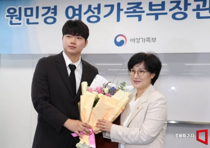 [포토] 축하 꽃다발 받는 원민경 장관