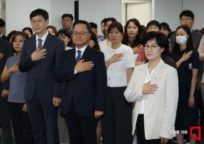 [포토] 국기에 경례하는 원민경 신임 여가부 장관