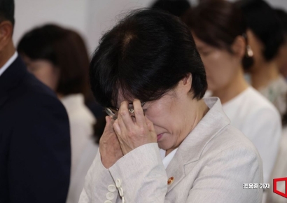 [포토] 묵념 도중 눈물 흘리는 원민경 여가부 장관