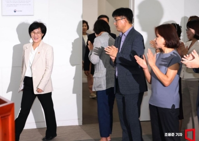 [포토] 박수 받으며 입장하는 원민경 신임 여가부장관