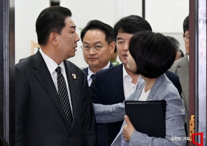 [포토] 정책조정회의 참석하는 김병기 원내대표와 원내지도부