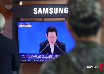 [포토] 이재명 대통령 기자회견 지켜보는 시민들