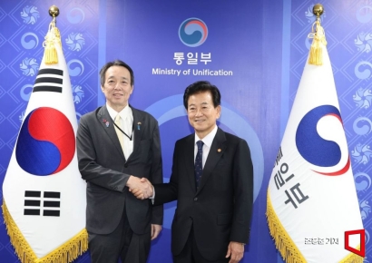 [포토] 정동영 통일장관r과 코이치 주한 일본대사