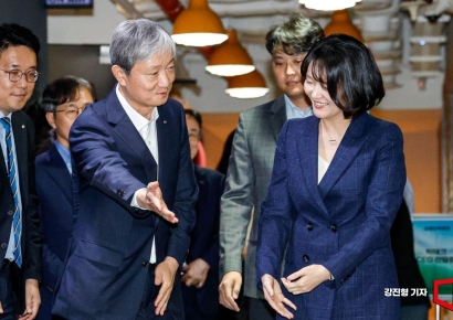 [포토] 빅테크 CEO 간담회 참석한 이찬진 금융감독원장-최수연 네이버 대표 