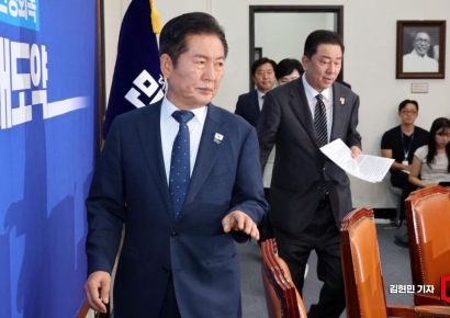 [포토] 최고위원회의 참석하는 정청래-김병기