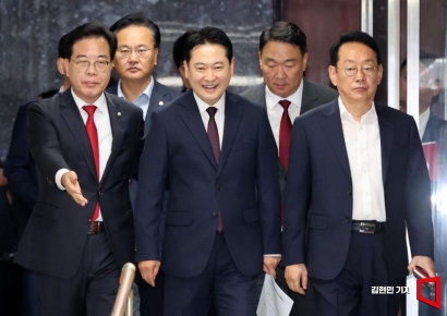 [포토] 이재명 정부 국정 파탄 실정 토론회 참석하는 장동혁-송언석