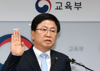 최교진 교육부 장관 "교사가 아이 가르치는 일에 집중할 수 있게"(종합)