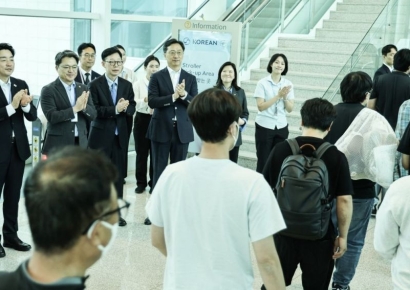 [포토] 한국 근로자 맞이하는 강훈식 대통령 비서실장