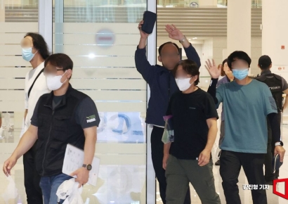 [포토] 인천공항 통해 귀국한 미 구금 한국인 근로자들