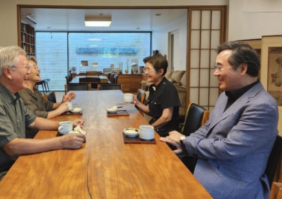 이낙연, 문재인 부부 만나 활짝 미소…與 지지층 "수박들의 정모날"