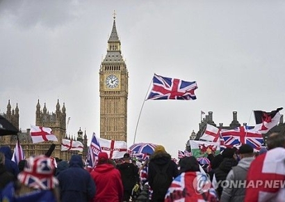 英런던 '反이민' 극우집회에 11만명 몰려…머스크 화상 연설
