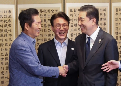당정대 고위급 만찬 회동…정청래·김병기 웃으며 '악수'