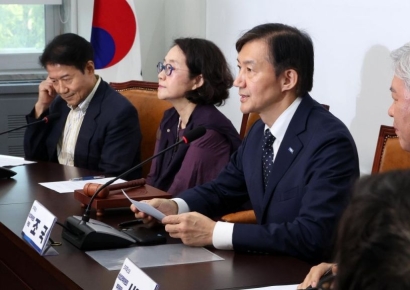 "유담 기사에 부들부들 떨며 화내더라" 조국, SNS 글 공유