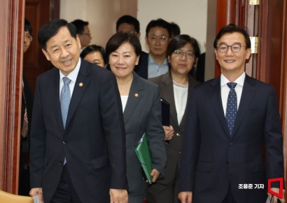 [포토] 회의 참석하며 인사하는 구윤철 부총리