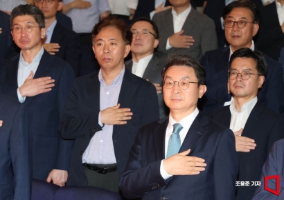 [포토] 국민의례하는 이억원 신임 금융위원장