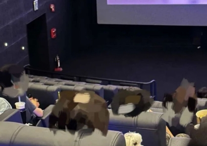 영화 보러갔다가 앞좌석 강아지 보고 화들짝…"어떻게 들어왔지?"
