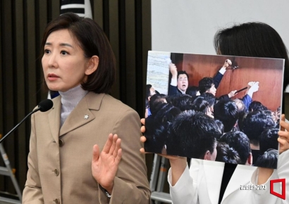 [포토] 의총서 신상발언 나선 나경원 의원