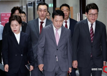 [포토] 권성동 의원 구속, 굳은 표정의 국민의힘