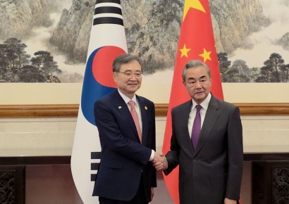 조현 외교부 장관, 中 왕이와 통화…"한·중 새로운 전기 마련해야"