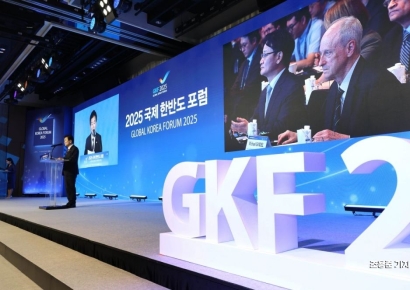 [포토] 정동영 장관 개회사 듣고 있는 마이클 샌델 교수