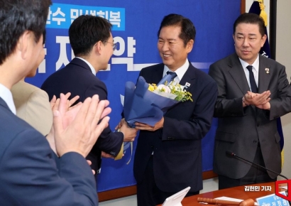 [포토] 박지원 평당원 최고위원에게 꽃다발 전달하는 정청래 대표