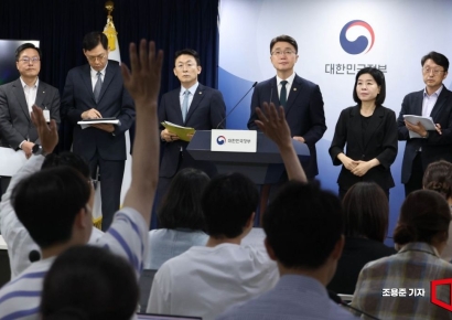 [포토] 취재진 질문 받는 류제명 과기정통부 차관
