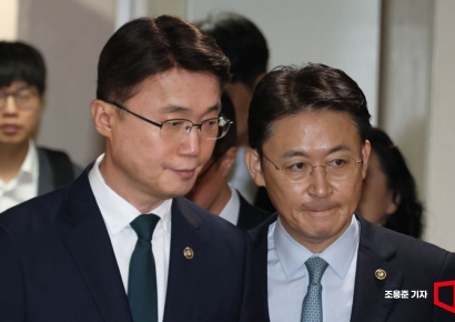 [포토] 굳은표정으로 해킹대응 브리핑 참석하는 류제명 차관, 권대영부위원장
