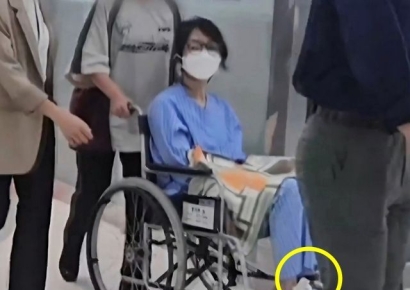 휠체어 탄 김건희, 구속 후 병원서 첫 포착…전자발찌도 착용