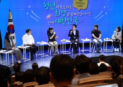 '청년의 날' 李대통령 "청년, 극한 경쟁에 내몰리지 않아야"  