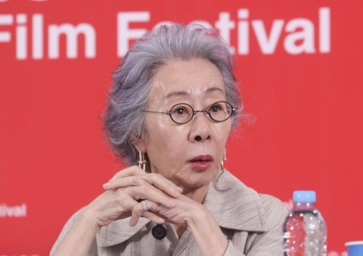 "한국은 보수적, 미국처럼 나아가야"…'장남 동성혼' 윤여정의 일침